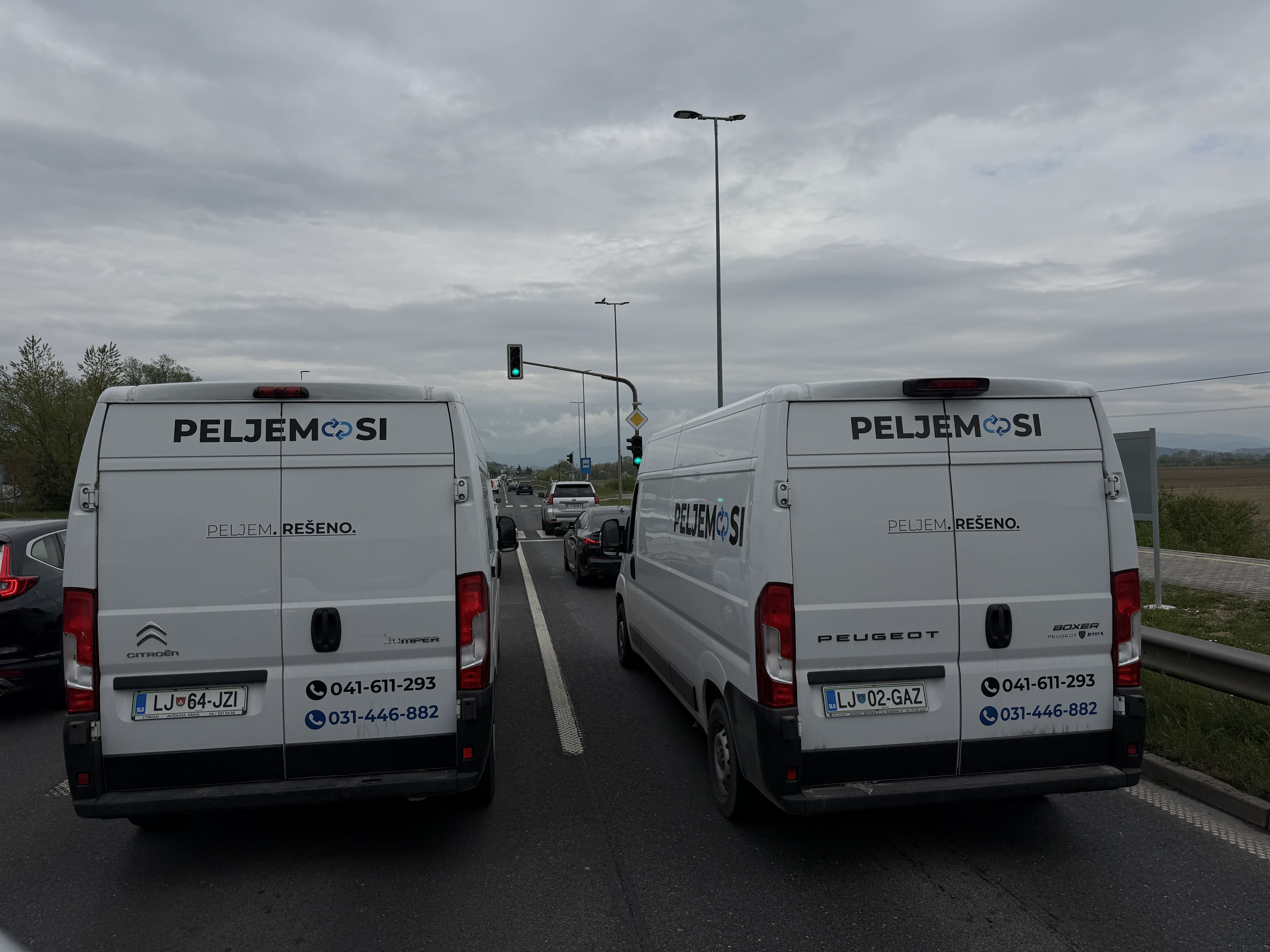 Peljem.si selitvena kombija na slovenski cesti